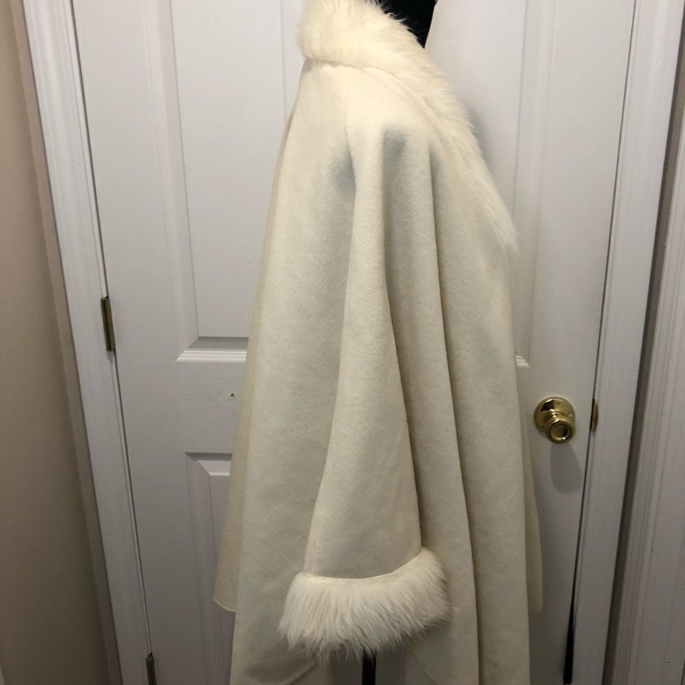 Nanuk cream faux fur trimmed cape poncho - Picture 8 of 13
